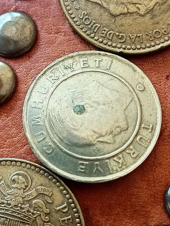 Image 1 of Borsa a tracolla in pelle vintage decorata con vecchie monete