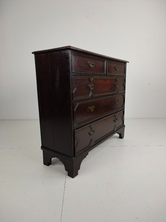 Image 1 of Cassettiera inglese in rovere con pannelli geometrici, ca. 1680