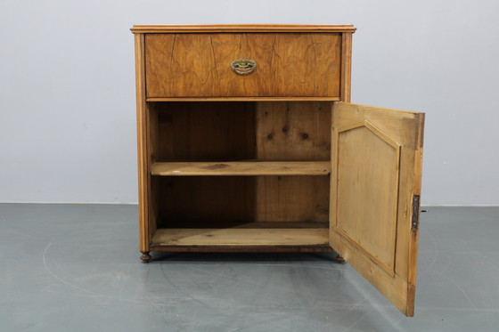 Image 1 of Gabinete antiguo con acabado en nogal, Checoslovaquia