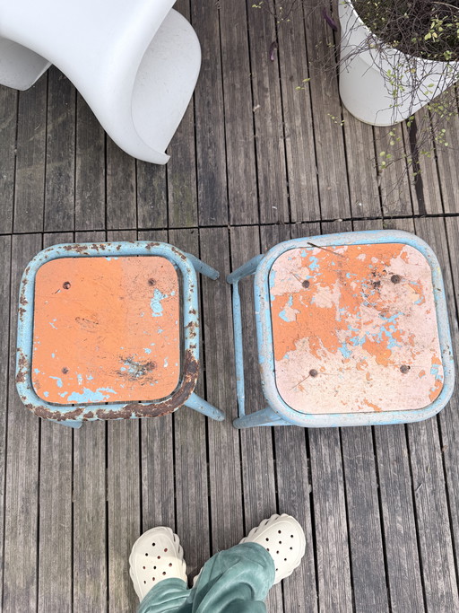 2 tabourets anciens en métal vintage