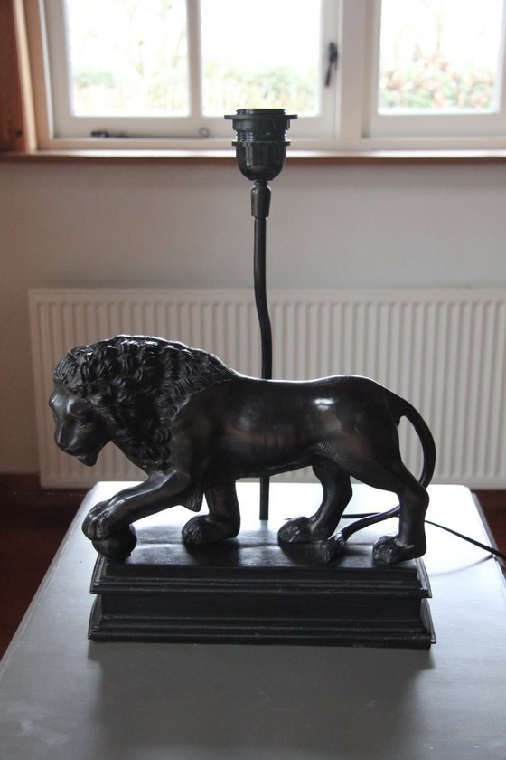 Image 1 of Base especial para lámpara de mesa con león de peltre (aleación de estaño)