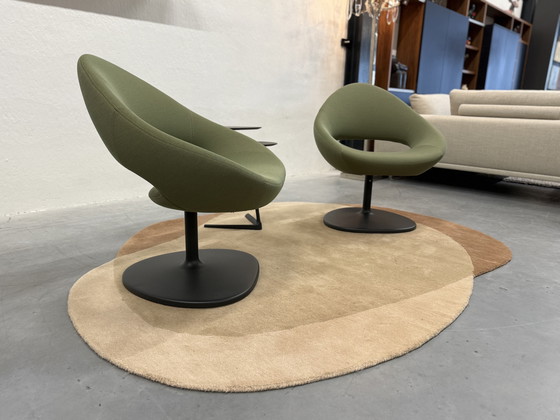 Image 1 of 2 Artifort Shark Lounge Draaifauteuils groen stof 