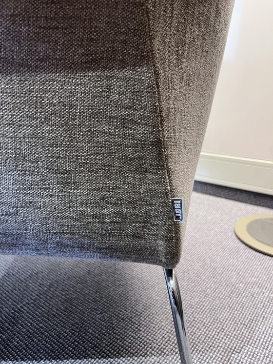 Image 1 of 1 poltrona con schienale alto Aida + pouf del marchio JORI