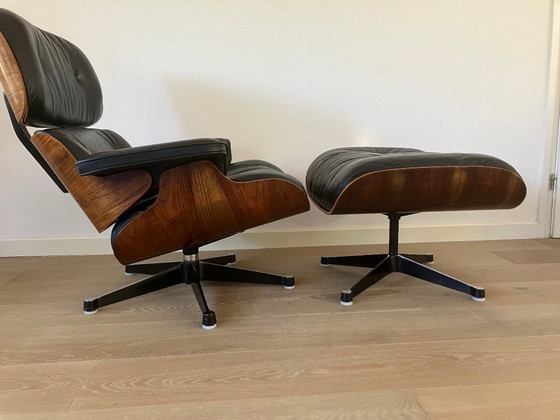 Sillón Eames Lounge original con otomana. – Vitra, Sillones, Leather, Metal (photo 4 of 10)