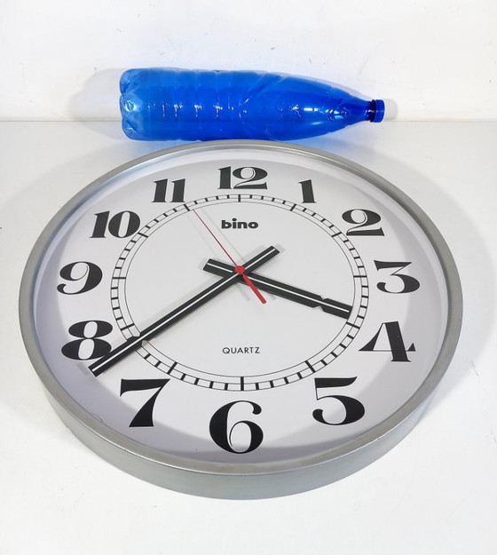 Image 1 of Jasper Morrison stijl minimalistische wandklok 26 cm donkergroen stil uurwerk