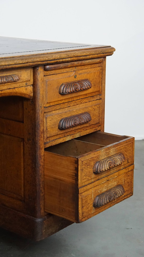 Image 1 of Grand bureau ancien de style anglais / bureau d'associé avec plateau en cuir noir
