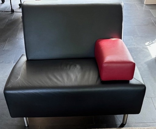 Loveseat Cloak de cuero negro con reposabrazos de cuero rojo extraíble