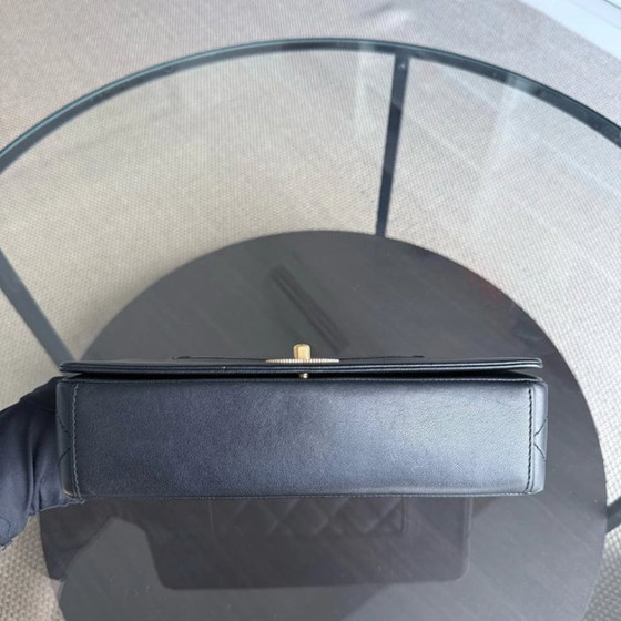 Image 1 of Borsa Chanel Seasonal Flap Mademoiselle - Pelle di vitello trapuntata, nera, con finiture dorate.