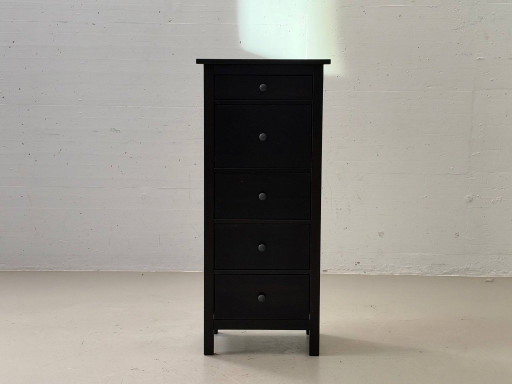 Cassettiera alta IKEA HEMNES con 5 cassetti – Nero-marrone, Legno massiccio
