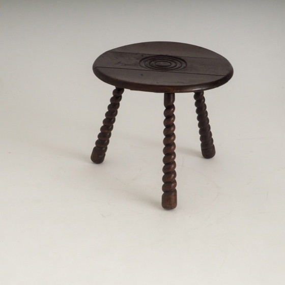 Franse eikenhouten driepoot bijzettafel, toegeschreven aan Charles Dudouyt. – Wood (photo 3 of 17)