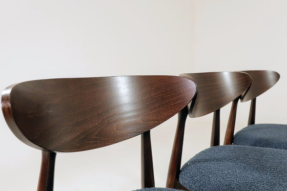 Image 1 of Set di 6 sedie da pranzo scandinave in tessuto bouclé blu navy dal design moderno.