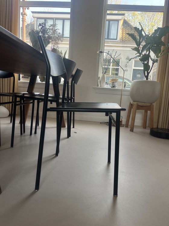 Image 1 of 6 chaises vintage noires en métal et bois