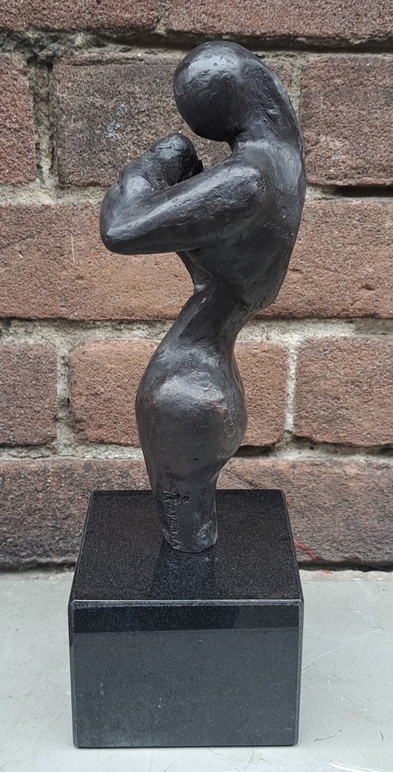 Image 1 of Madre con bambino in bronzo astratto