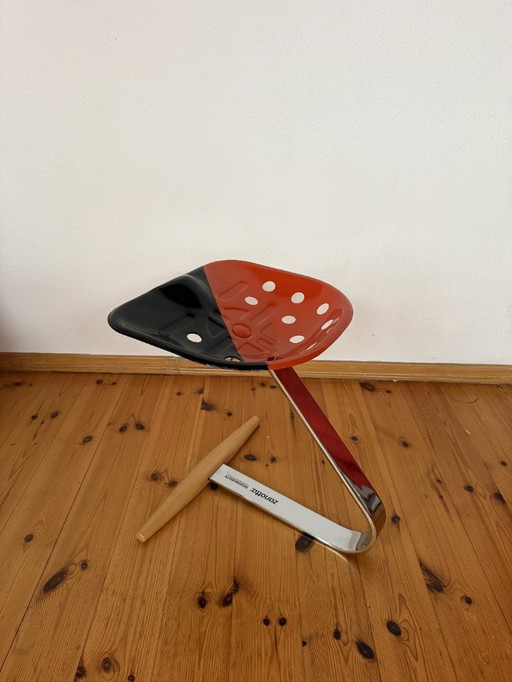 Highsnobiety x Zanotta Milan Design Week stoel chroom design kruk