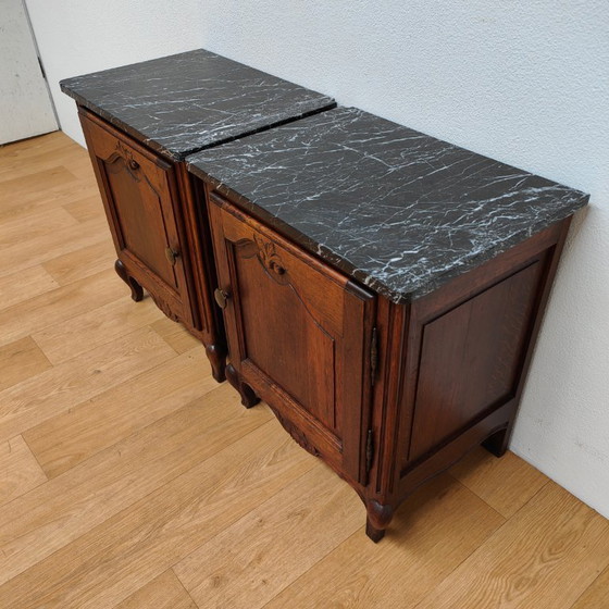 Image 1 of Tavolini da comodino vintage e antichi con piano in marmo