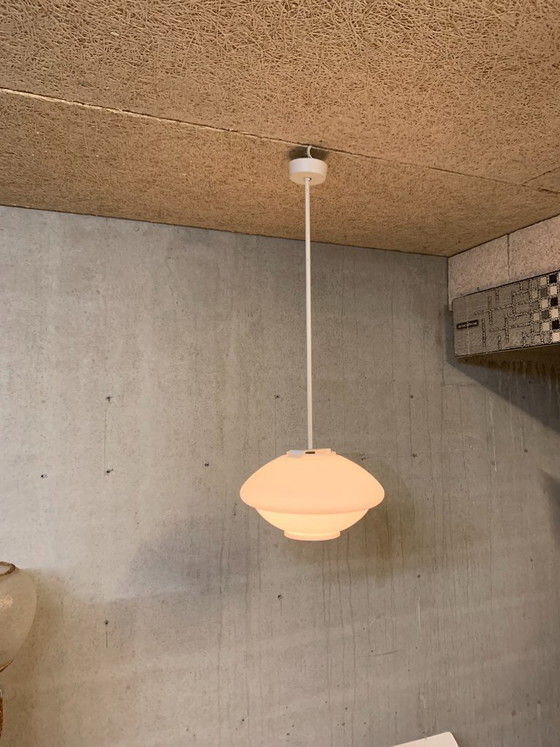 Image 1 of Lámpara colgante RZB Leuchten, Alemania de cristal opalino blanco.