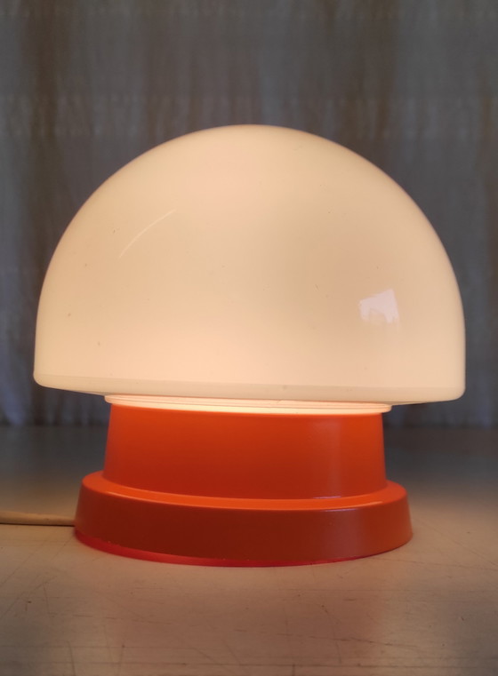 Image 1 of Decken- oder Wandleuchte aus orangefarbenem ABS mit opalisierendem Glaskolben – 1970er Jahre