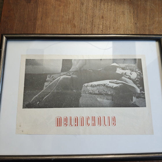 Image 1 of Originale schockierende „Melancholie“ von 1954 – gerahmte Seite aus einem belgischen Pin-up-Magazin