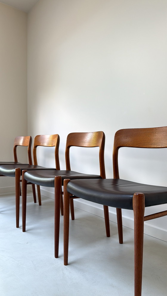 Image 1 of Vier Deense vintage teak houten design eetkamerstoelen Niels O. Møller