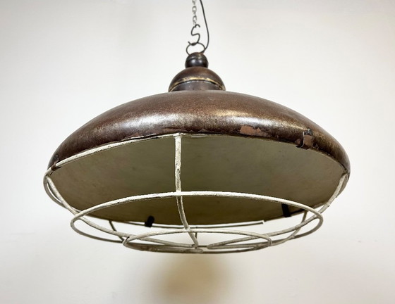 Image 1 of Grande lampe industrielle brune à grille en fer, années 1960