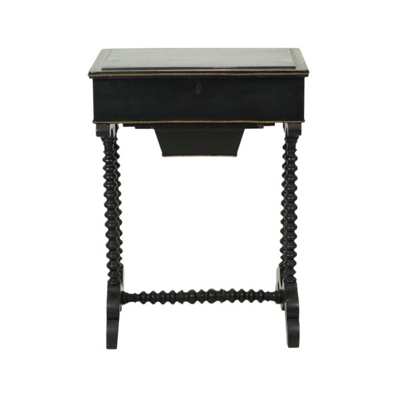Image 1 of Table d'appoint antique laquée noire