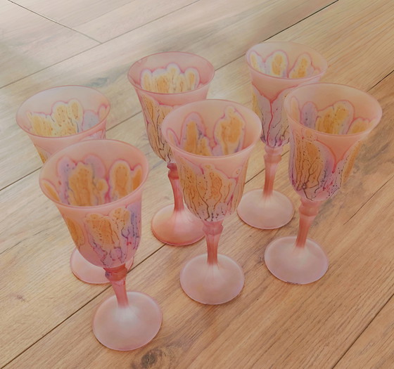 Image 1 of Ensemble unique de 6 coupes à champagne givrées soufflées à la main dans les tons rose/abrico/orange