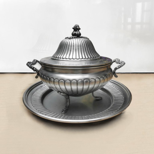 Antike Suppenterrine mit Tablett