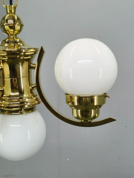 Image 1 of Lustre Art Déco tchèque des années 1930 en laiton avec globes en verre opalin