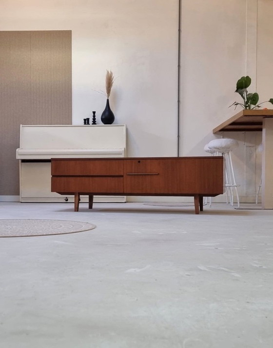 Image 1 of Credenza bassa di metà secolo