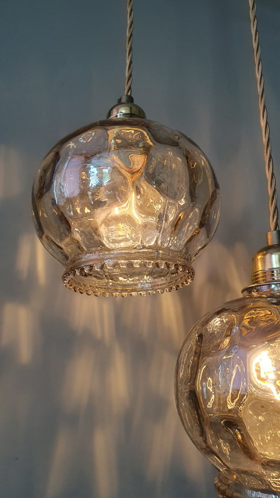 Set vintage di lampade a sospensione color ambra con vetro testurizzato – Metal (photo 15 of 16)