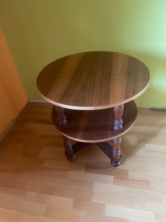 Image 1 of Großer runder gedrechselter Tisch