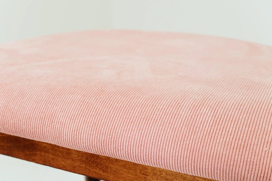 Image 1 of Coppia di sgabelli da bar in stile vintage, rivestiti in velluto a coste color rosa.