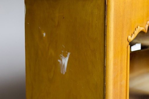 Vorratsschrank/Küchenbuffet mit wunderschönen, gebogenen Glastüren