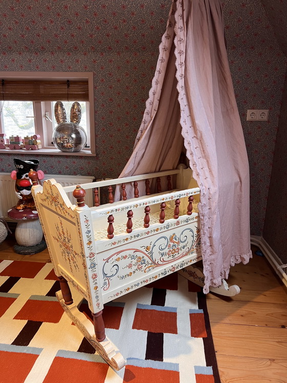 Image 1 of Handbeschilderde Hindeloopen schommel wieg