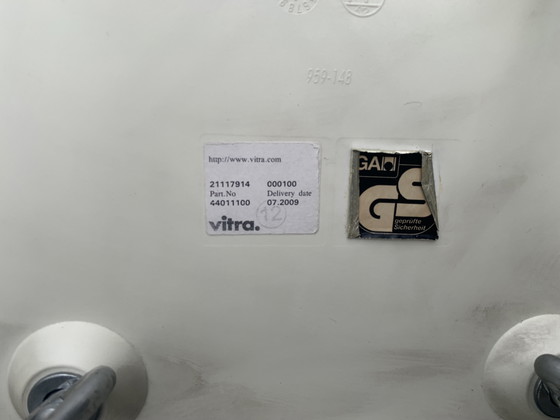 Image 1 of 2 x Fauteuil Vitra Eames en plastique DAR