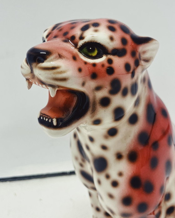 Image 1 of Roze luipaardsculptuur