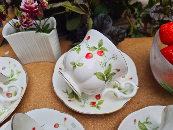 Image 1 of 4 tazas y platillos STRAWBERYY FIELD (Artículo de los Beatles)