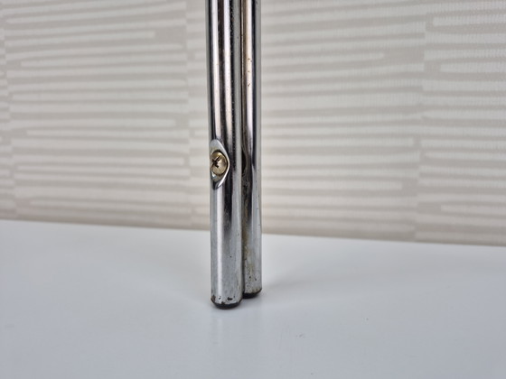 Image 1 of Table des années 1970. Table d'appoint vintage à structure tubulaire et plateau en verre.