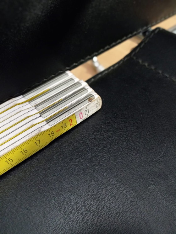 Image 1 of Poltrone Knoll Wassily B3 in pelle nera di Marcel Breuer