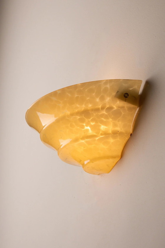 Wandleuchte aus gelbem, marmoriertem Glas in Muschelform, Mid-Century, 1970er Jahre, Wandleuchten, Messing (Foto 6 von 9)
