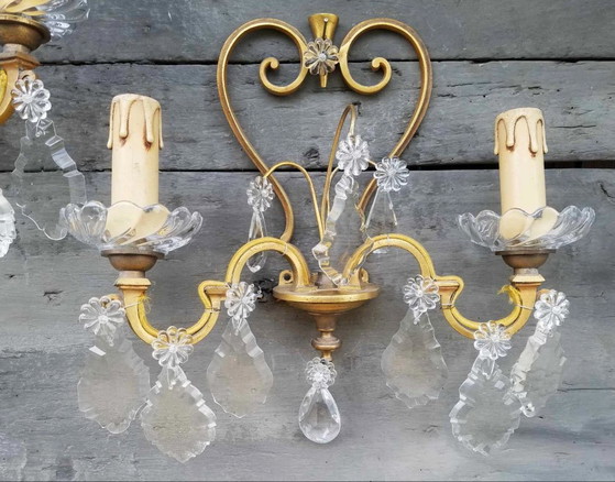 Image 1 of Paire d'appliques murales vintage françaises en laiton et cristal à deux bras