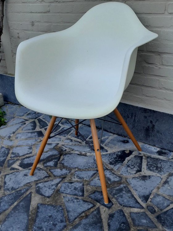 Vitra Eames Plastic Armchair, disegnata da Charles & Ray Eames, crema, Poltrone, Plastica, Legno (foto 4 di 8)