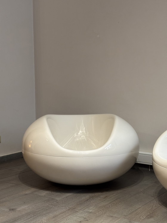 Image 1 of Set of two Pastil armchairs in white – Design icons by Eero Aarnio (1967)