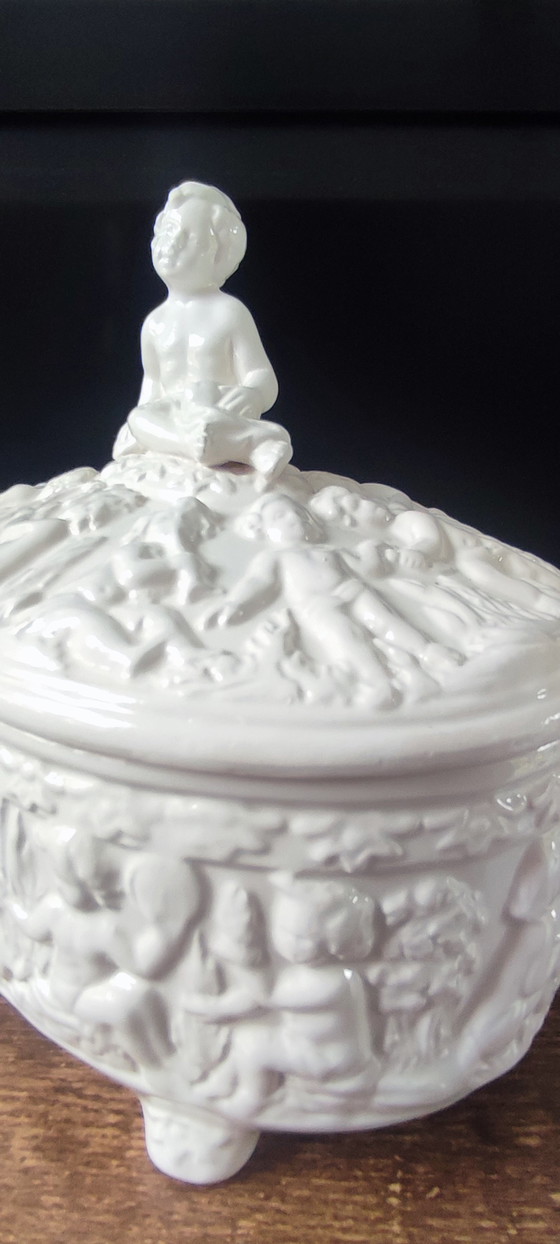 Image 1 of Bonbonnière Bassano , majolique italienne blanche