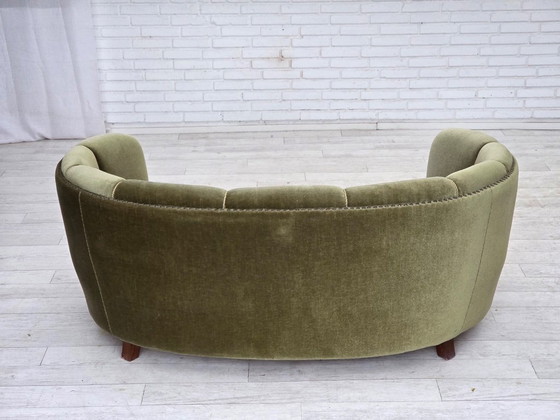 Image 1 of Dänisches 2-Sitzer-Sofa „Banane“ aus den 1970er Jahren, grüner Möbelveloursbezug, Beine aus Eichenholz.
