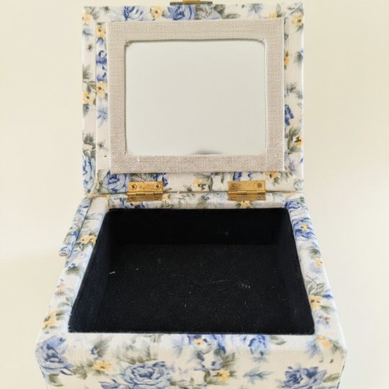 Image 1 of Coffret à bijoux en forme de canapé