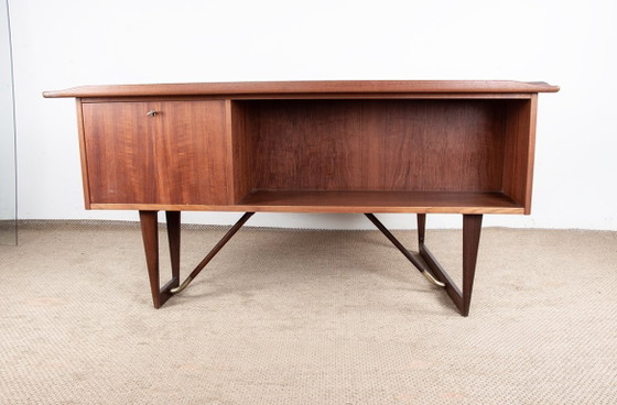 Image 1 of Scrivania danese a forma di "boomerang" in teak e ottone, disegnata da Peter Lovig Nielsen nel 1968.