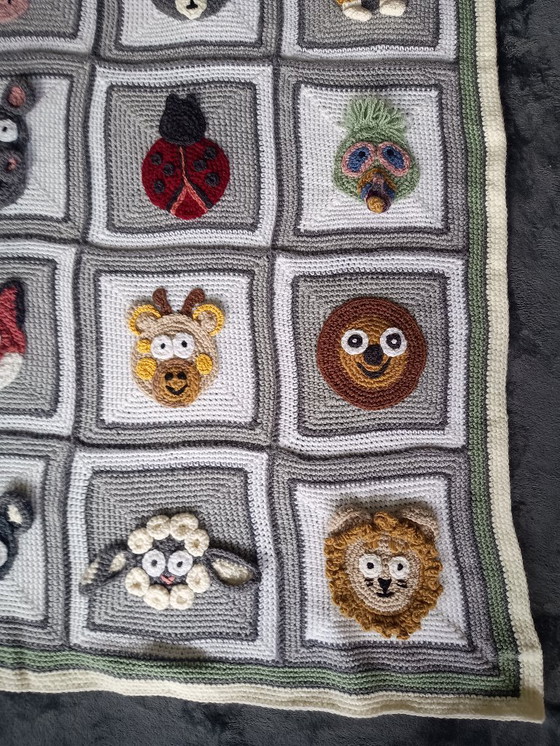 Image 1 of Handgehaakte dieren deken 30 vierkantjes
