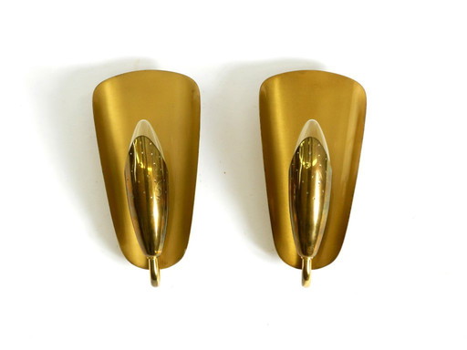 Deux ravissantes appliques murales originales suédoises en laiton, de style Mid-Century Modern.