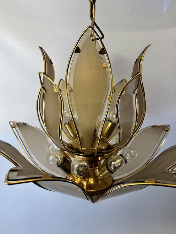 Image 1 of Grande lampada a sospensione "Lotus" d'epoca in vetro fumé e ottone - stile Hollywood Regency